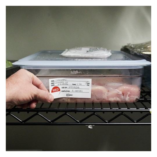 The image shows a container of chicken in a refrigerated environment, with a label detailing preparation and expiration dates, and an employee's name.